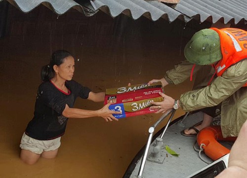 Des milliers de maisons inondées à Ha Tinh et Quang Binh - ảnh 10